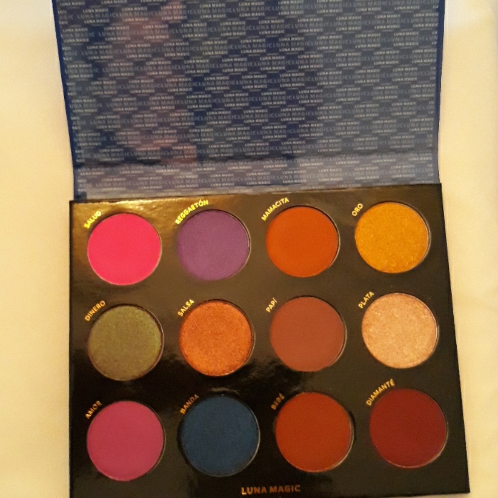 EYESHADOW PALETTE